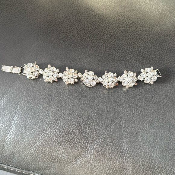 Vintage crystal silver floral bracelet. Snap clasp. - Picture 2 of 4